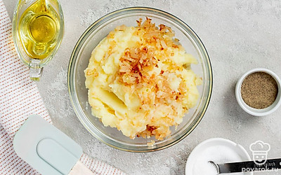 Подготовьте начинку. Вскипятите в кастрюле воду, посолите, опустите в нее картофель. Отварите до готовности и сделайте из картофеля пюре. Поджарьте на сковороде с 1 ст. л. масла мелко нарезанную луковицу до золотистого оттенка и мягкости. Соедините с картошкой и поперчите.