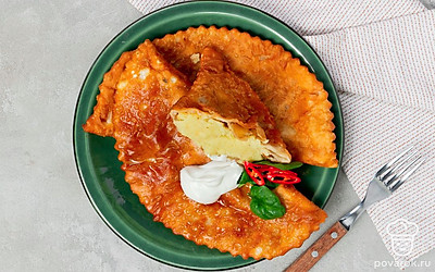 Подайте чебуреки горячими с различными соусами или зеленью.