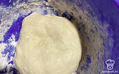 В кипяток насыпать сахар, соль, 2 столовые ложки масла, муку, и замешиваем мягкое тесто. 