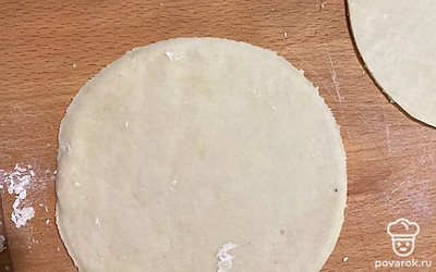 Раскатать тонкое тесто и вырезать круги, диаметром примерно 24 сантиметра.