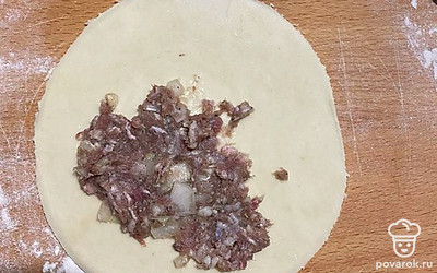 В одну половнику положить фарш, и закрыть тесто второй половинкой.