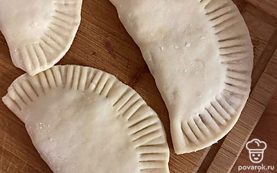 Вилкой скрепить края. 