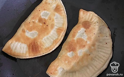 Жарить на масле по 7 минут, с двух сторон на среднем огне. 