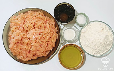 Муку предварительно просейте, куриное мясо помойте, нарежьте и измельчите с помощью мясорубки.