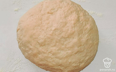 В глубокой миске соедините ранее просеянную муку, соль и сахар, влейте к мучной смеси минеральную воду и замесите тесто до гладкой и эластичной текстуры. Замешенное тесто отложите в сторону на 10 минут.