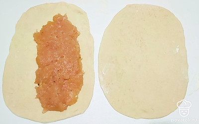 Измельченное мясо птицы смешайте с солью и перцем по вкусу. Тесто разделите на мучные шарики одинакового размера, каждый из них раскатайте в тонкий круглый пласт и выложите на половину теста мясную начинку. Второй половиной накройте тесто с начинкой, тщательно защипните края теста и повторите аналогичные шаги со всем тестом и фаршем. Сформированные чебуреки выложите на разогретую с растительным маслом сковороду и обжаривайте их с каждой стороны по 3-4 минуты до появления золотистой корочки.