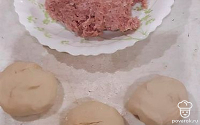 Сделать фарш из мяса, лука, соли.