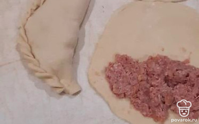 Тесто разделить на шарики и каждый шарик раскатать. На половины круга положить фарш, круг сложить пополам и залепить концы.