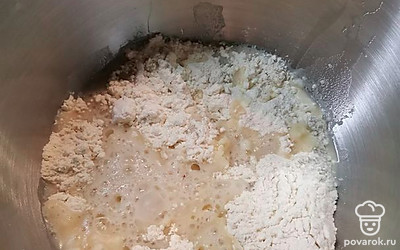 В муку добавьте соль, затем влейте кипяток.