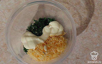 Сыр натрите на мелкой терке, укроп мелко порубите, добавьте майонез и тщательно перемешайте.