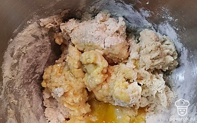 Замесите тесто, затем добавьте растопленное масло и яйцо.