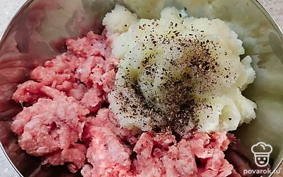 Приготовьте начинку: в фарш добавьте перекрученный лук.