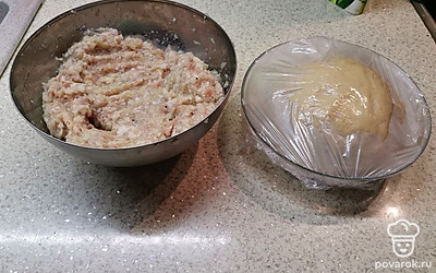 Добавьте соль, черный перец и воду, чтобы фарш был жидковатым. 