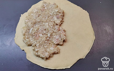 Тесто разделите на 16 одинаковых частей. Каждую часть раскатайте в пласт. На половину выложите фарш. 