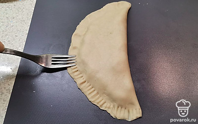 Края аккуратно залепите. 