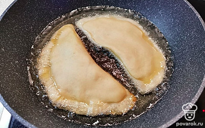 Выложите на скороводу в заранее разогретое масло. Жарьте на среднем огне до темно-золотистого цвета. 