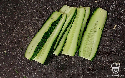 Огурцы нарежьте на тонкие слайсы.
