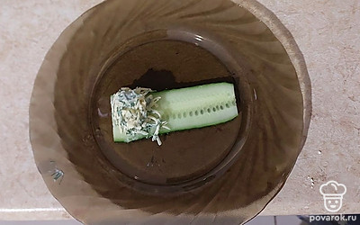 На край огурца выложите начинку. Сверните, формируя ролл. Закрепите зубочисткой, украсьте помидорами черри.