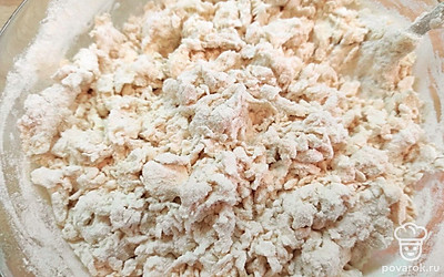 Сделайте заварное тесто. Такое тесто не только приятно в работе, не расклеивается при тепловой обработке, не трескается в морозильной камере, но и не требует подсыпа мукой при раскатке, что очень важно при жарке — мука в сковороде не будет гореть. Готовится такое тесто очень просто: в глубокую миску всыпьте муку, соль, влейте кипяток, размешайте ложкой, через минут 5-7, когда масса станет не такой горячей, влейте масло и начните замес руками. Вымешивайте до однородного состояния. Уберите тесто в пакет или миску, накрыв пленкой, чтобы оно не заветрилось, на 20-30 минут.