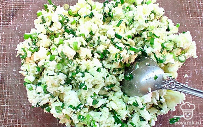 Пока тесто отдыхает, приготовьте начинку. Смешайте творог, натертый сыр и нарубленную зелень. Посолите по вкусу.