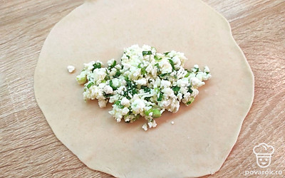 Каждую заготовку при помощи скалки раскатайте в тонкую лепешку, на одну сторону выложите начинку, накройте второй половиной теста, закрепляя края. Не нужно класть много начинки, чебурек должен оставаться тонким и иметь равную толщину по всей своей поверхности.