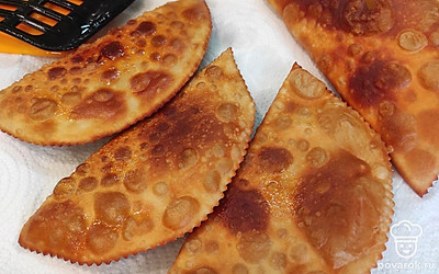 Обжарьте чебуреки на среднем огне до приятного карамельного цвета. После обжаривания выложите их на бумажное полотенце или решетку, чтобы удалить излишки масла.