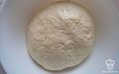 Для теста в миске смешайте молоко, желтки, коньяк и муку. Отставьте тесто на 15 минут, пусть оно отдохнет.