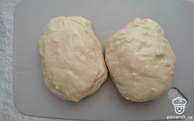 Разделите тесто на 15 частей, расправьте лепешки, смажьте их растительным маслом и сложите стопкой друг на друга.