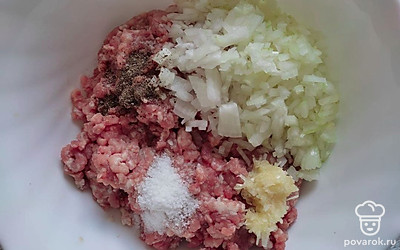 Приготовьте начинку из фарша, мелко нарезанного лука, соли, перца и кефира. Хорошо перемешайте.