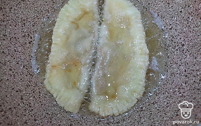 На лепешки выкладывайте начинку и жарьте в большом количестве масла до золотистой корочки.