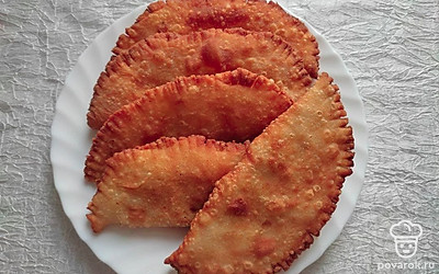 Чебуреки подайте с кисломолочным напитком или сметаной. Посыпьте пряными травами. Дополните блюдо зеленью по вашему выбору.