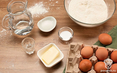 Вымойте и обсушите зелень, затем мелко порубите. Лук очистите и также мелко порубите. Закипятите воду.