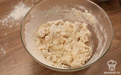 Приготовьте тесто: всыпьте в глубокую миску 200 г муки, влейте 300 мл кипящей воды, быстро перемешайте. Должна получиться вязкая и густая масса.