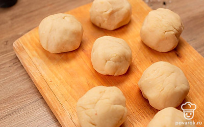 Разделите тесто на 11-12 одинаковых шариков (приблизительно по 50 г).