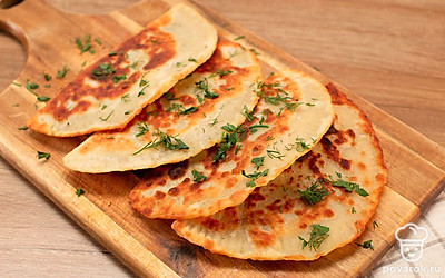 Обжаривайте чебуреки на сковороде с разогретым растительным маслом до характерной золотистой корочки.