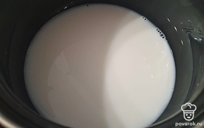 В кастрюле смешайте 100 миллилитров воды и 100 миллилитров молока. Нагрейте на плите до 40 градусов.