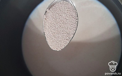 Всыпьте дрожжи.