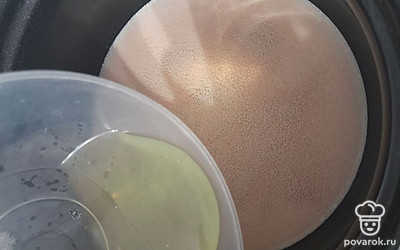 Влейте белок.