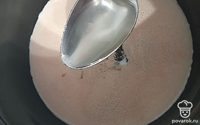 Добавьте одну столовую ложку подсолнечного масла.