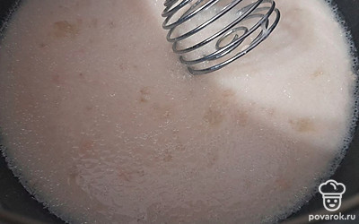 Добавьте щепотку соли, ванильный сахар и хорошо взбейте венчиком, чтобы все ингредиенты соединились.