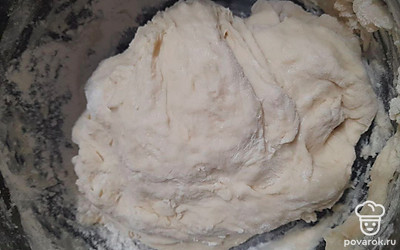 Постепенно всыпайте муку и замешивайте тесто. 
