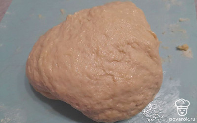 Оно должно получиться мягким, но не слишком жидким. Если необходимо, добавьте еще немного муки.