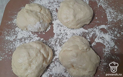 Разделите тесто на четыре части и оставьте на 10 минут.