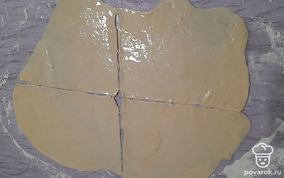 Раскатайте каждую часть теста как можно тоньше, смажьте подсолнечным маслом и разрежьте на четыре части.