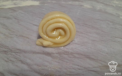 Сверните тесто в рулетик. Повторите то же самое с оставшимся тестом.