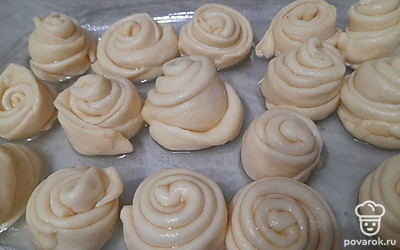 Переложите булочки в жаростойкую форму, смазанную подсолнечным маслом. Оставьте на 30 минут.