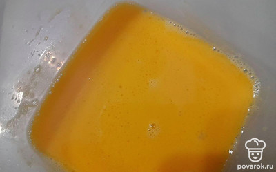 В миску с яичным желтком добавьте две чайных ложки воды и хорошо взбейте.