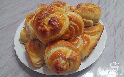 Выложите сладкие булочки на сервировочную тарелку и подайте к столу. Приятного аппетита! 