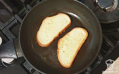 На сковороде разогрейте сливочное масло, выложите ломтики хлеба и обжарьте до золотистого цвета.