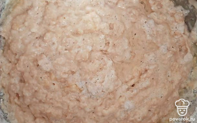 В шиповник добавьте муку, яйцо, ложку растительного масла и разрыхлитель. Тщательно перемешайте миксером.